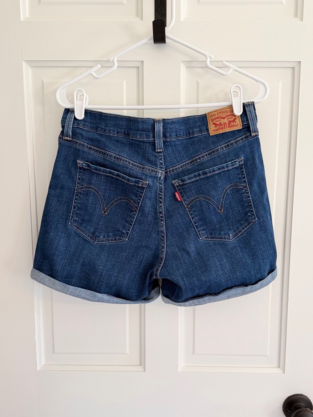 Levi’s Mid Length Distressed Cuffed Denim Shorts Women’s Size 30 - Picture 6 of 6